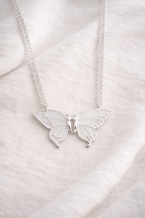 Producto - Collar AB para compartir mariposa esmaltada blanca