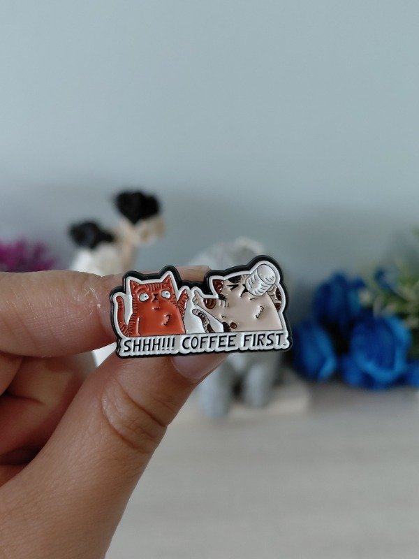 Producto - Pin metalizado - Shhh!!! Coffee first. #1709