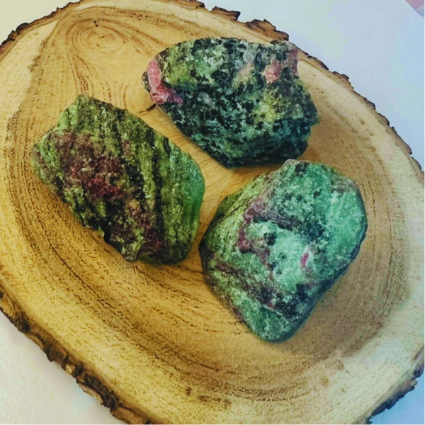 Producto - Zoicita con rubi en bruto