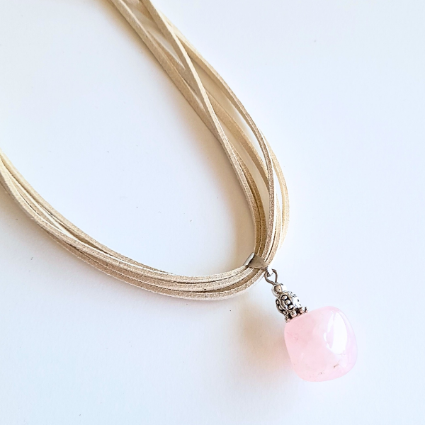 Producto - Collar gamuza con Cuarzo Rosa