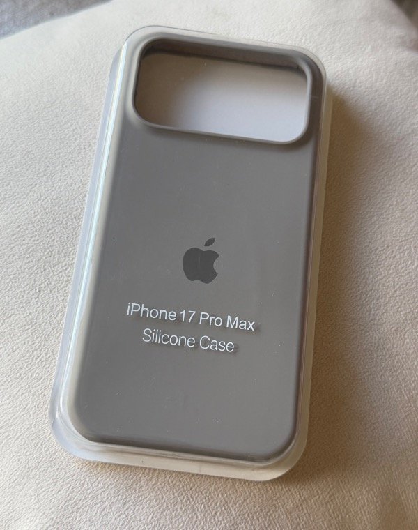 Producto - Silicone case iPhone 17 pro max gris