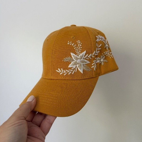 Producto - Gorra mostaza bordada a mano