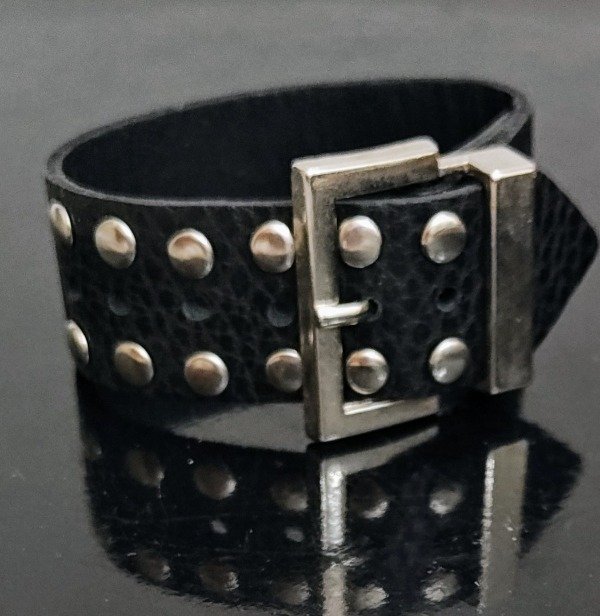 Producto - Pulsera Cuero Negro con hebilla y tachas Plateadas