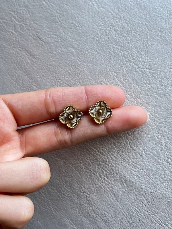 Producto - Aros flor tendencia acero dorado