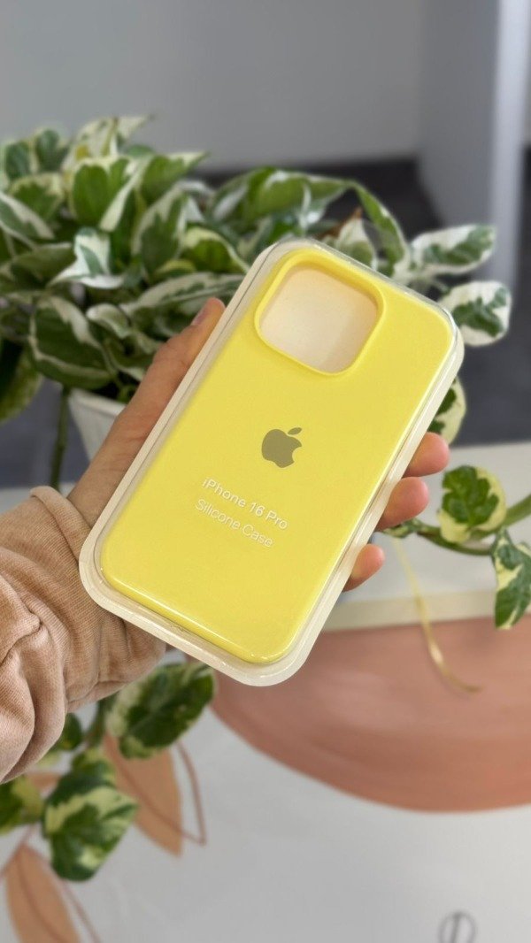 Producto - Silicone Case Amarilla (Iphone 16 Pro)