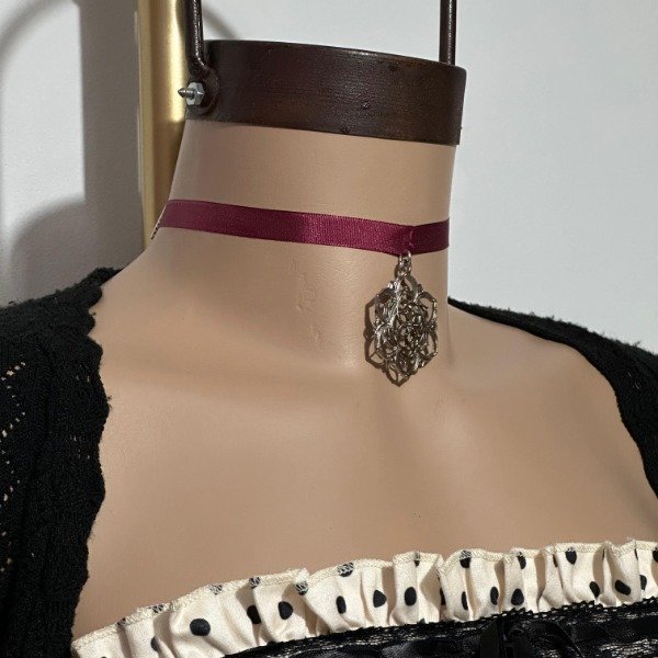 Producto - burgundy flower necklace