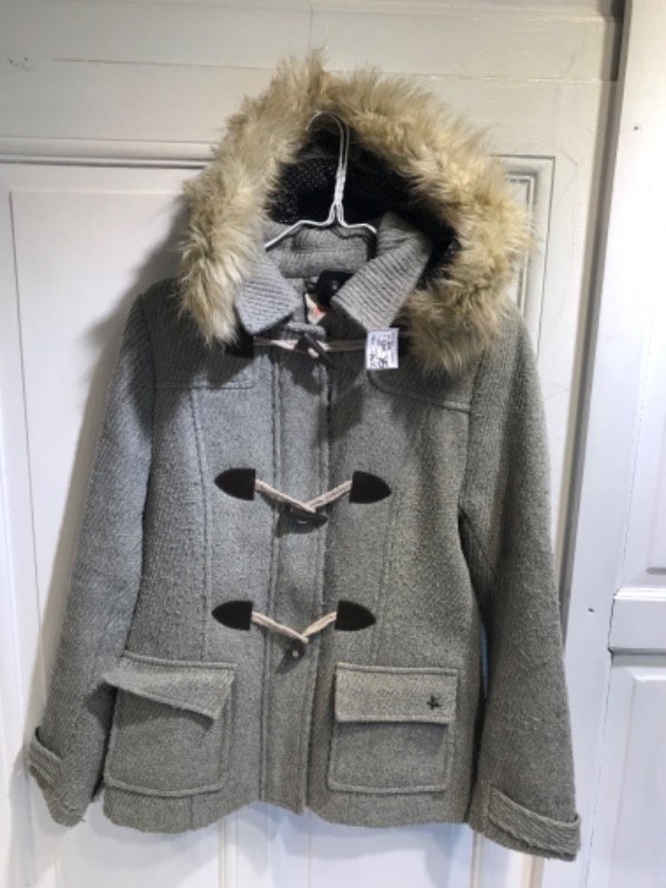 Producto - Montgomery MUAA gris con capucha piel sintetica- Talle XS- PRECIO: 76x