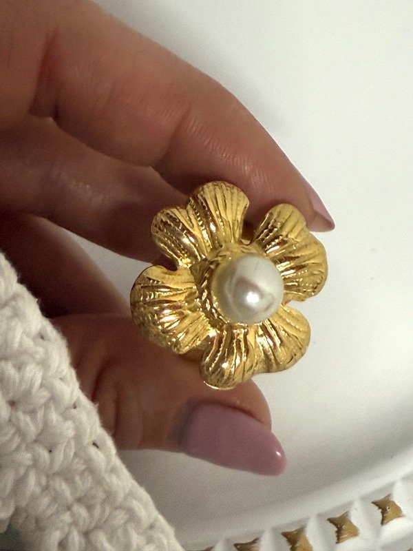 Producto - ND79 Anillo flor grande con perla acero dorado