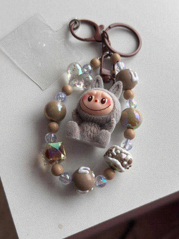 Producto - Correa Strap - llavero perlas labubu gris y marron