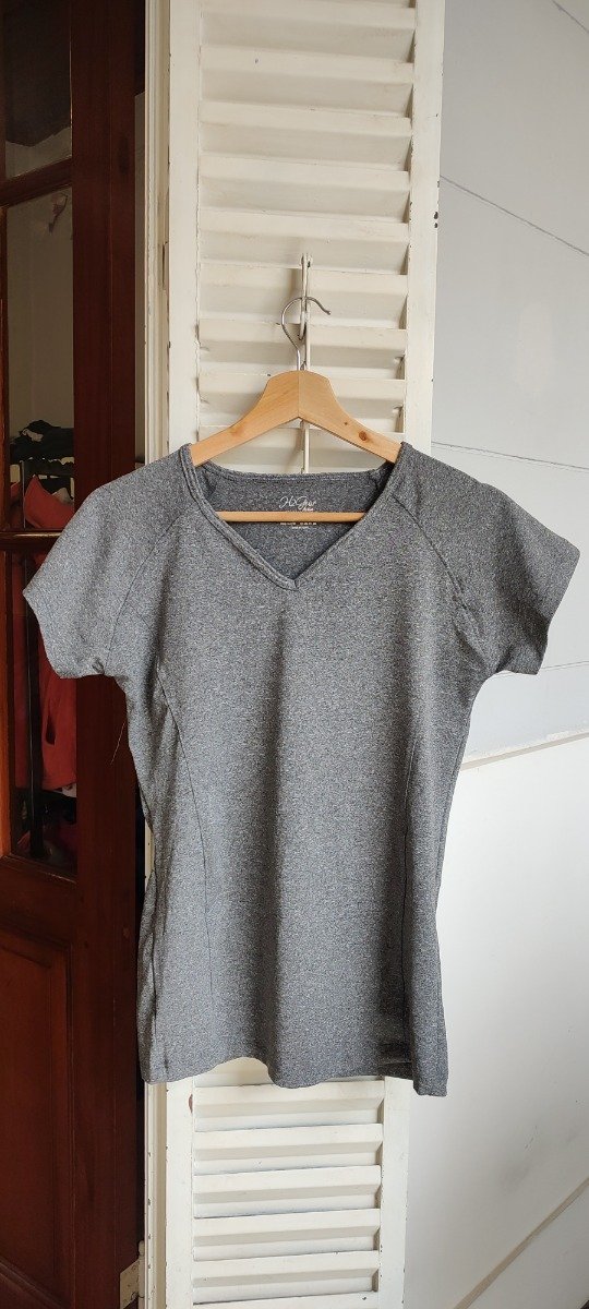 Producto - Remera escote V gris, talle S