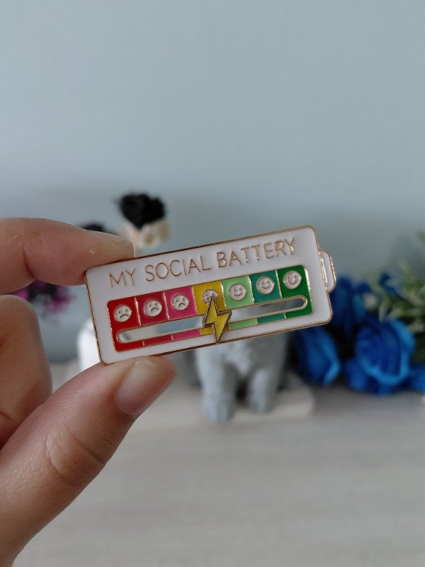 Producto - Pin metalizado - My social battery BLANCO #1682