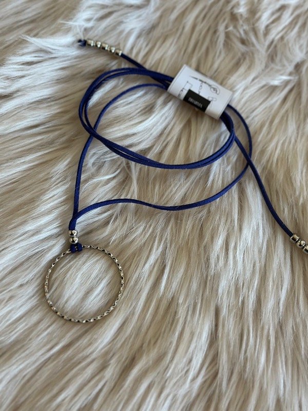 Producto - CHOKER DE GAMUZA ARGOLLA LABRADA Y CORDÓN AZUL