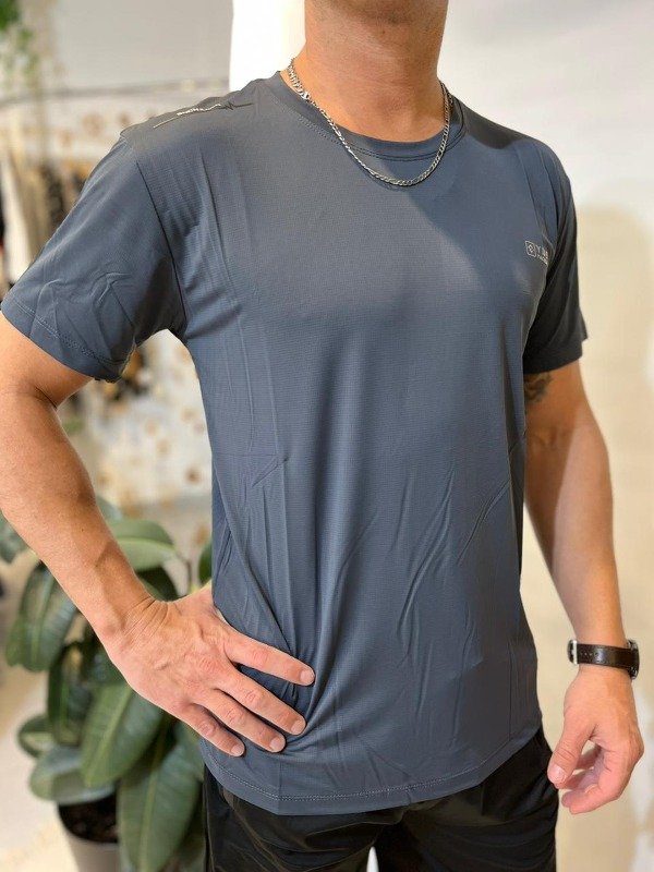 Producto - REMERA DEPORTIVA GRIS PLOMO