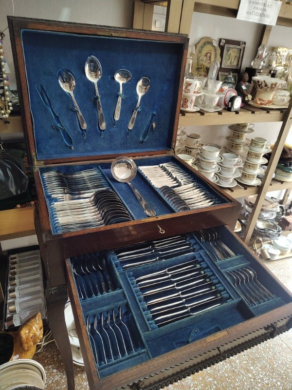 Producto - Cubiertero nogal para 12