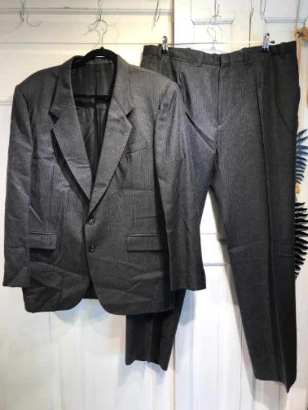 Producto - Traje PHILIPPE PASCAL gris lineas azules Talle 54- PRECIO: 86x