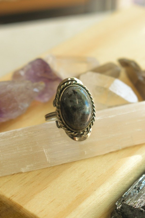 Producto - Anillo regulable de Labradorita Negra