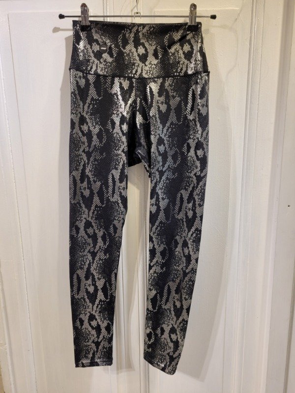 Producto - Calza TOUCHÉ negra símil reptil Talle S - PRECIO: 44X