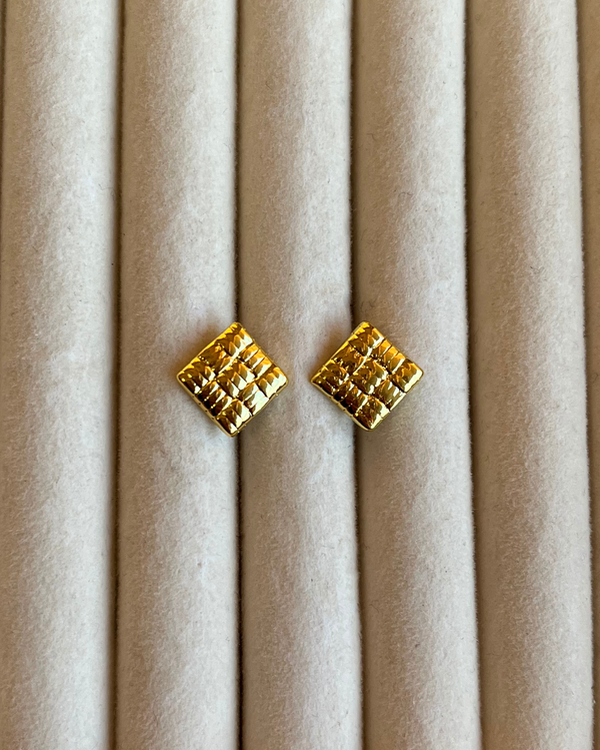 Producto - Aros cuadraditos con detalles labrados de acero dorado 1cmd