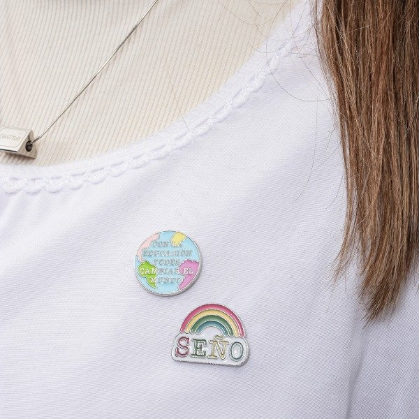 Producto - Pin Seño/Mundo