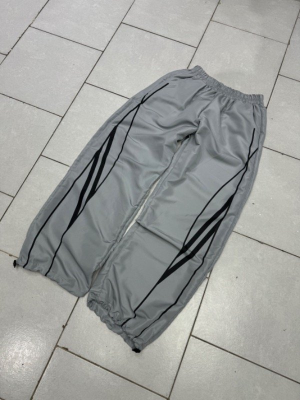 Producto - Pantalón parachute treep gris