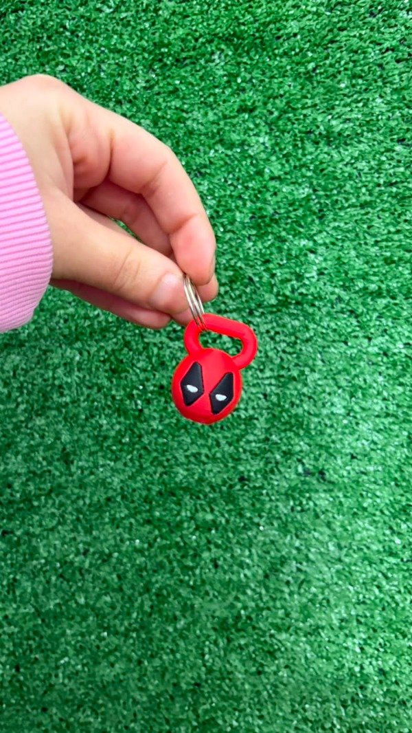 Producto - Llavero kettlebell KETTS - DEADPOOL