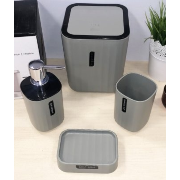 Producto - JGO BAÑO PLAST GRIS/BCO/NGO 4 PIEZAS