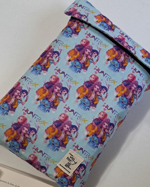 Producto - Funda para libros extra estándar Guerreras Kpop IMPERMEABLE