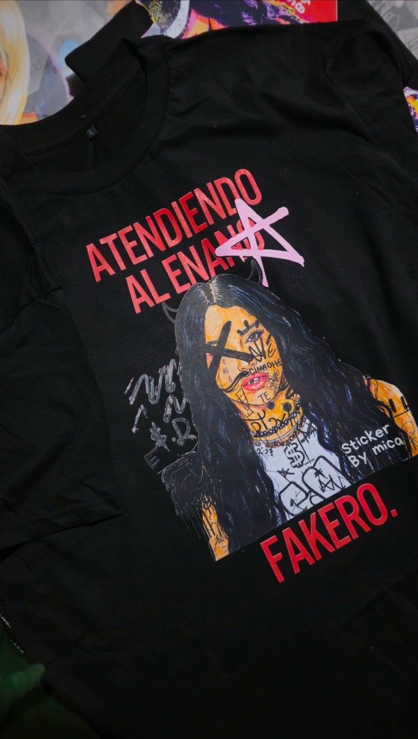 Producto - Remera lali ateniendo al enano fakero talle l larga