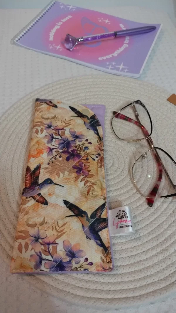 Producto - ESTUCHE PORTA ANTEOJOS COLIBRÍ LILA - 0