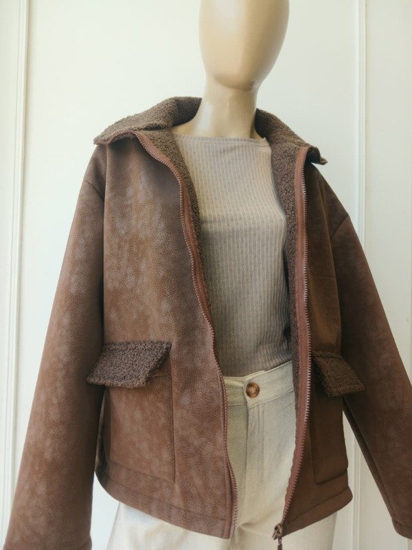 Producto - Campera Con Cuello Y Bolsillo Cuadrado Cuero "Beret" (Art. 6105)