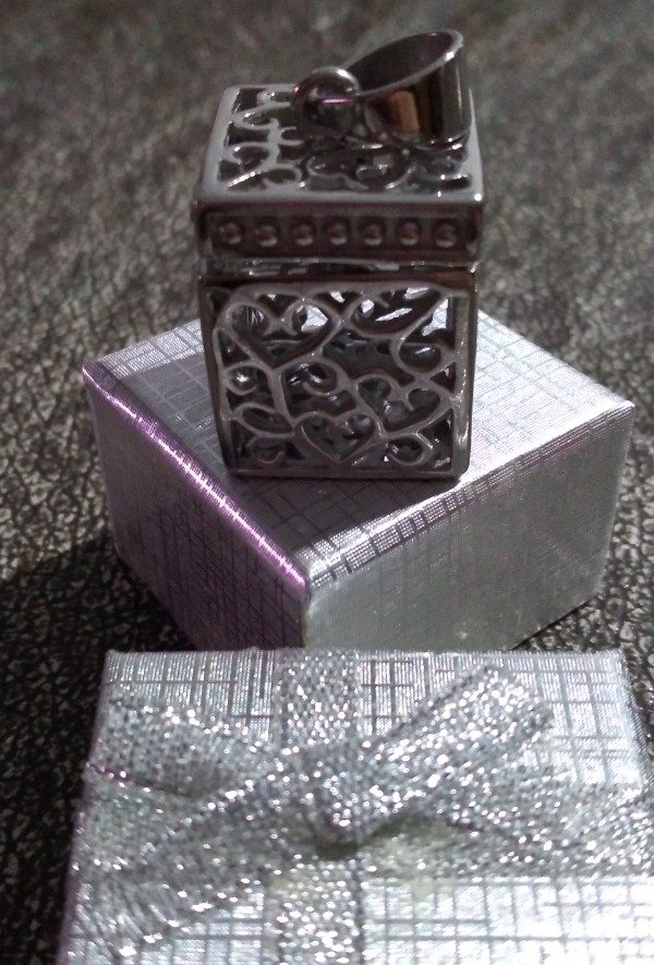 Producto - DIJE EN FORMA DE CUBO