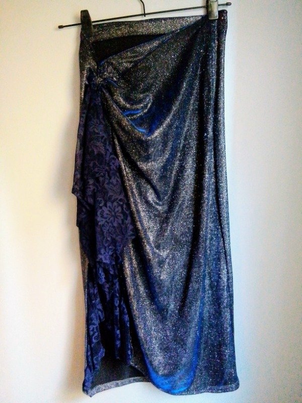 Producto - Falda lycra con tajo de encaje azul. Talle M (38/40)