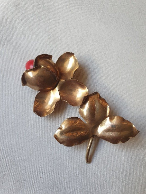 Producto - Broche 40s Jardín de Oro - Rosa con Perla Roja - 1