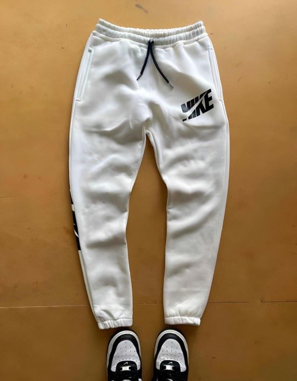 Producto - Pantalón Nike cortado natural