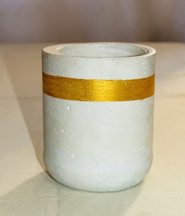 Producto - Maceta Blanca con Cinta Dorada chica