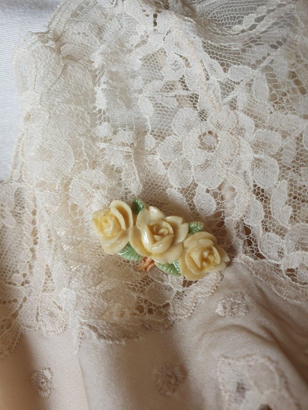 Producto - Brochecito Tres Rositas Celuloide 30s