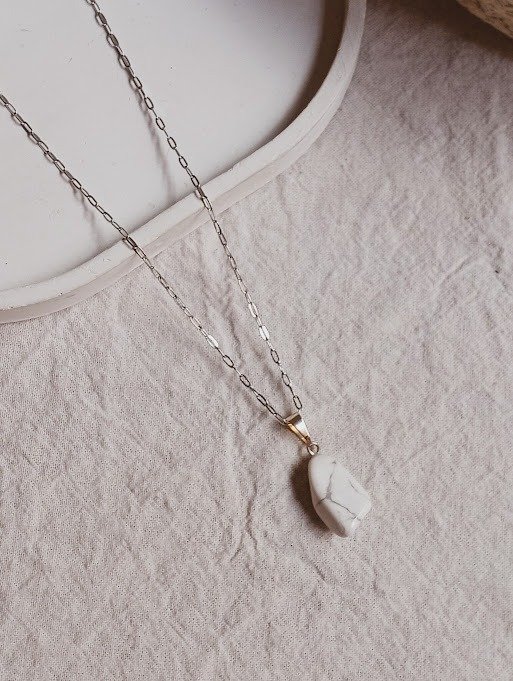 Producto - Collar howlita - Acero quirúrgico