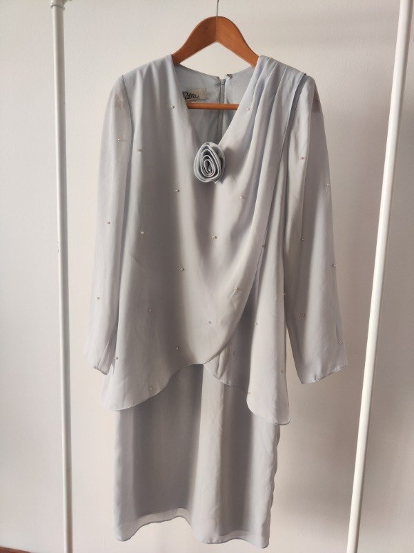 Vestido gris con transparencia y perlas — imagen 4