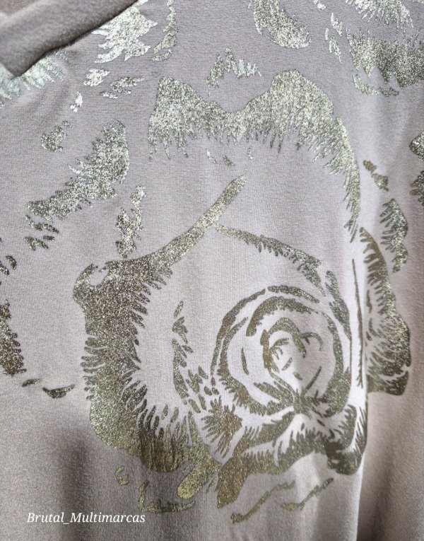 Producto - Remeras Metalizadas Cuello V Amplias abarcan XL-XXL 130-135 cm Foil - 1
