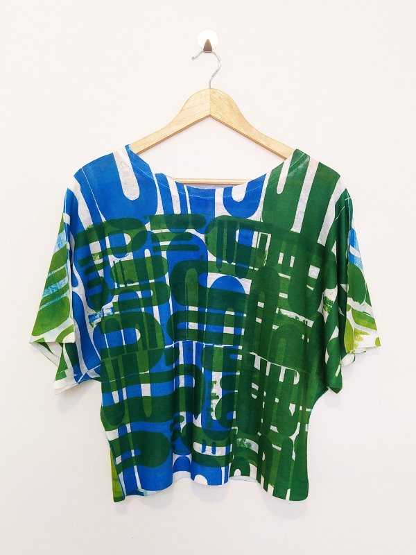 Producto - Remera FLASH -estampa Galería en verde y azul- - 0