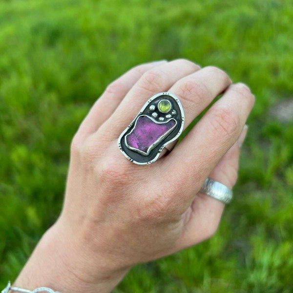 Producto - ANILLO DE DISEÑO LAJA DE TURMALINA ROSA Y PERIDOTO
