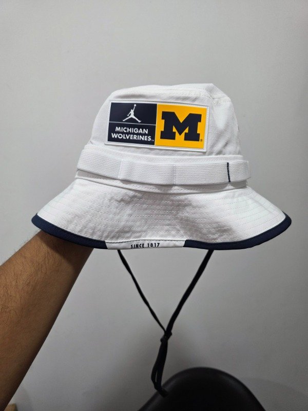 Producto - Apex Bucket Michigan Wolverines Jordan Brand Talle M/L
