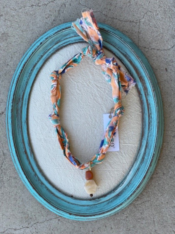Producto - Collar textil con dije de resina