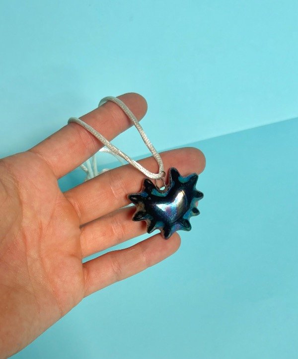 Producto - Corazón Tridimensional Chico BIFAS Púas Lateral Natural y Negro Tornasol
