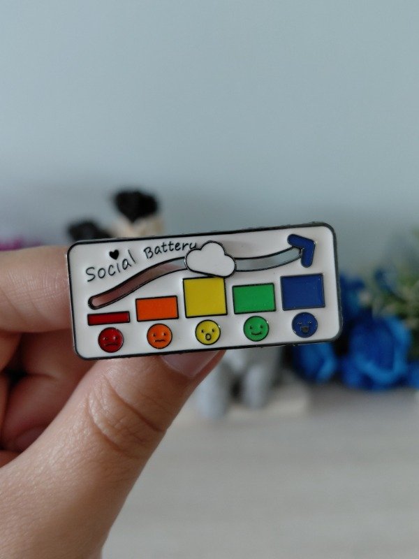 Producto - Pin metalizado - Social battery #1685