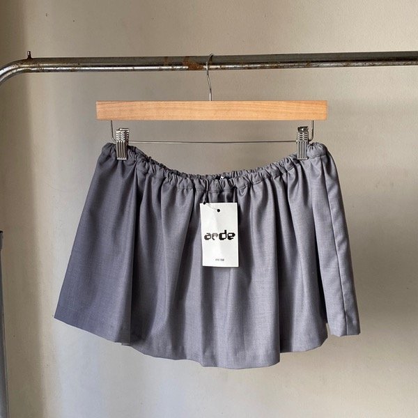Producto - Pollera gris Ay Not dead con etiqueta
