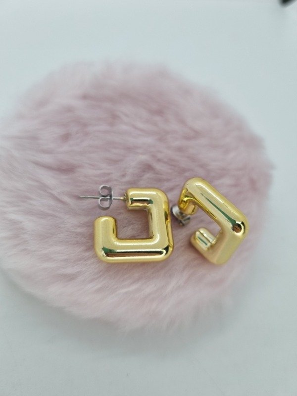 Producto - Aros acero dorado pasante semi argollita cuadrada inflada ccb