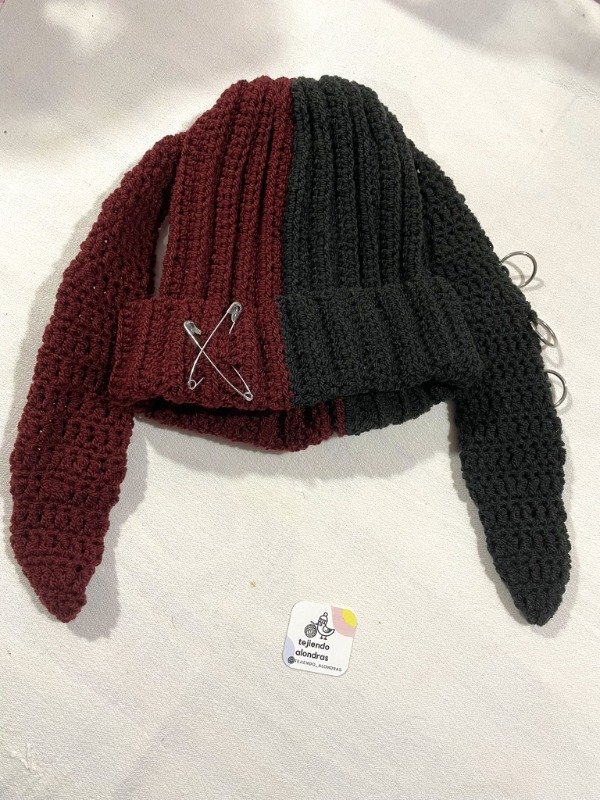 Producto - gorro bunny negro y bordó