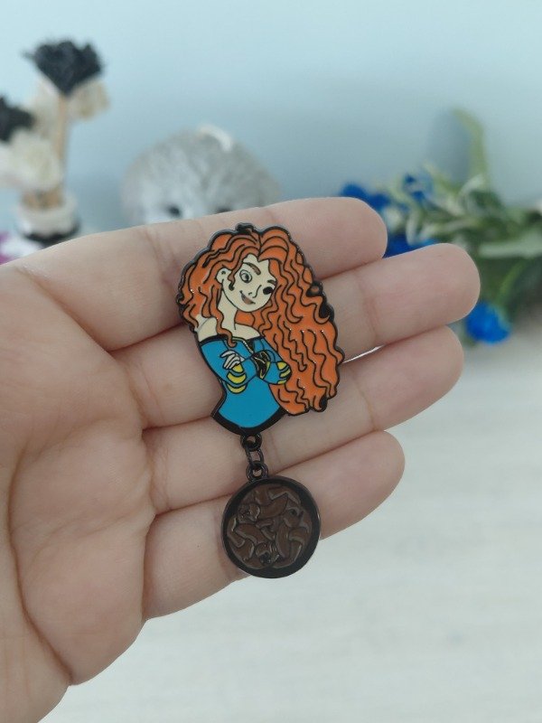 Producto - Pin metalizado - Mérida con colgante #1086
