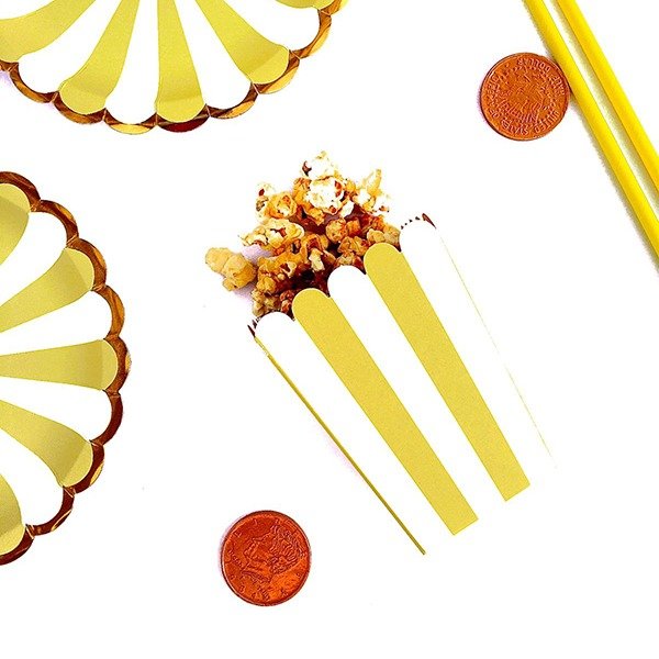 Producto - Cajita pochoclera rayada x10un color blanco y amarillo pastel